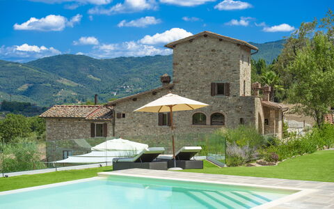 La Torre Di Panzano: Nuage, Plante, Bâtiment, Propriété, Ciel, L'Eau, Bleu Azur, Bleu, Ombre, Architecture