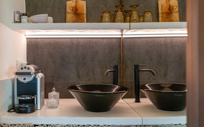 La Torre - Arya Nobile Dimora: Drinkware, Design Intérieur, Bois, Serveware, Vaisselle, Rayonnage, Étagère, Mur, Vaisselle, Cuisine