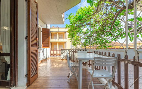 Conero Garden Apartment: Plante, Bois, Chaise, Bâtiment, Sol, Sol, Loisir, Dur, Arbre, Porche