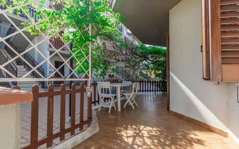 Conero Garden Apartment: Propriété, Plante, Bois, Design Intérieur, Chaise, Sol, Mur, Tache De Bois, Sol, Immobilier
