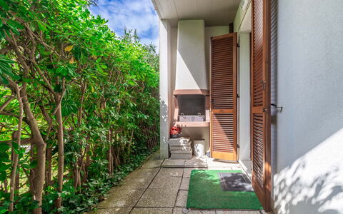 Conero Garden Apartment: Plante, Propriété, Vert, Bâtiment, Herbe, Design Urbain, Loisir, Paysage, Façade, Teintes Et Ombres