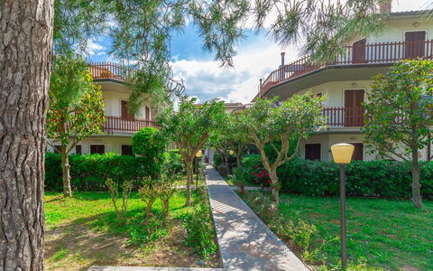 Conero Garden Apartment: Plante, Bâtiment, Nuage, Fenêtre, Ciel, Arbre, Lot Terre, Végétation, Design Urbain, Maison