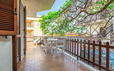 Conero Garden Apartment: Propriété, Bois, Plante, Sol, Immobilier, Bâtiment, Arbre, Dur, Sol, Ombre