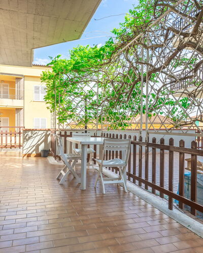 Conero Garden Apartment: Propriété, Bois, Plante, Sol, Immobilier, Bâtiment, Arbre, Dur, Sol, Ombre