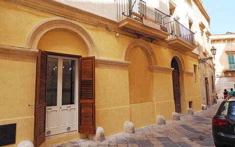 Corte Tiso: Bâtiment, Fenêtre, Voiture, Mur, Quartier, Zone Résidentielle, Façade, Immobilier, Véhicule