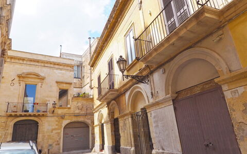 Corte Tiso: Propriété, Fenêtre, Ciel, Porte, Véhicule, Quartier, Voiture, Nuage, Façade, Ville