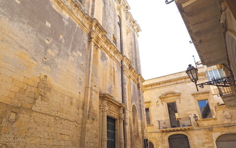 Corte Tiso: Ciel, Fenêtre, Bleu Azur, Bois, Bâtiment, Ville, Façade, Ruelle, Route, Cambre