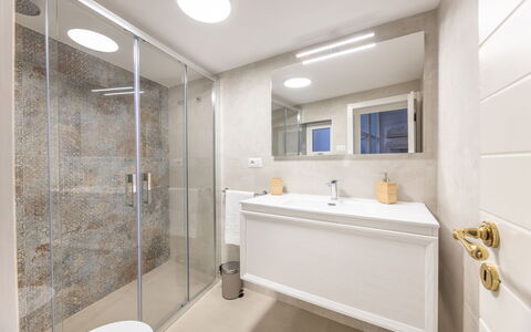 Corte Tiso: Luminaire Plomberie, Robinet, Bâtiment, Salle De Bains, Fenêtre, Design Intérieur, Miroir, Évier, Plomberie