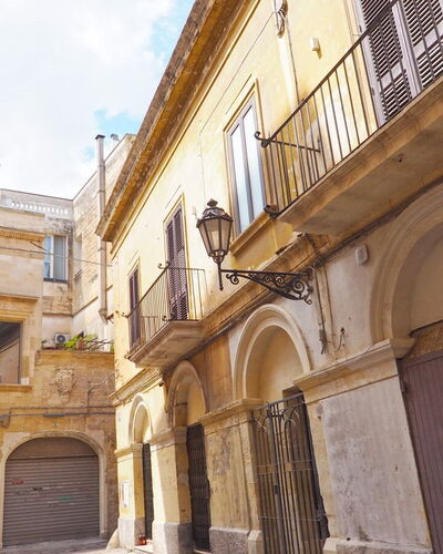 Corte Tiso: Propriété, Fenêtre, Ciel, Porte, Véhicule, Quartier, Voiture, Nuage, Façade, Ville