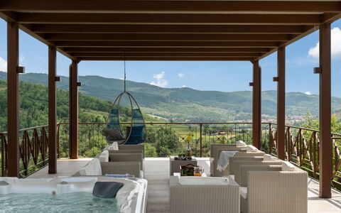 Villa Castelluccio - Arezzo, Toscana: Ciel, Propriété, L'Eau, Pot De Fleur, Plante, Bleu Azur, Ombre, Mobilier De Jardin, Design Intérieur, Architecture
