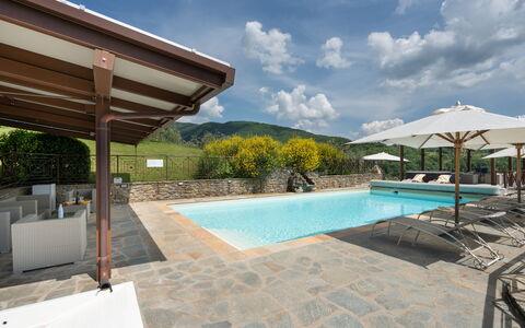 Villa Castelluccio - Arezzo, Toscana: L'Eau, Nuage, Ciel, Piscine, Plante, Mobilier De Jardin, Ombre, Balancelle, Loisir, Arbre