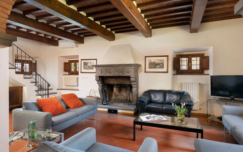 Villa Castelluccio - Arezzo, Toscana: Canapé, Propriété, Table, Meubles, Cadre, Bois, Salon, Design Intérieur, Éclairage, Canapé-Lit