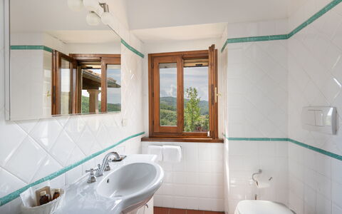 Villa Castelluccio - Arezzo, Toscana: Miroir, Luminaire Plomberie, Robinet, Propriété, Évier, Lavabo, Bleu Azur, Salle De Bains, Design Intérieur, Bois