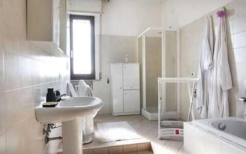 Casa Della Selce: Miroir, Luminaire Plomberie, Robinet, Évier, Salle De Bains, Baignoire, Porte, Bâtiment, Bois