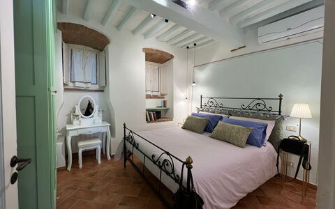Casa Del Borgo: Bâtiment, Propriété, Meubles, Fenêtre, Cadre, Confort, Bleu Azur, Oreiller, Bois, Table