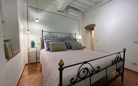 Casa Del Borgo: Meubles, Propriété, Bâtiment, Confort, Lit, Cadre De Lit, Design Intérieur, Sol, Bois