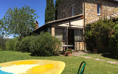 Villa Fulvia: Plante, Ciel, Propriété, Bâtiment, Fenêtre, Arbre, Maison, Ombre, Lot Terre, Herbe