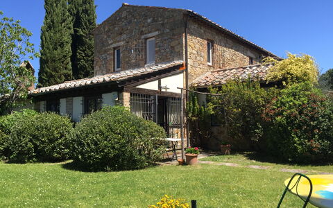 Villa Fulvia: Plante, Ciel, Bâtiment, Fenêtre, Botanique, Arbre, Lot Terre, Maison, Herbe, Chalet