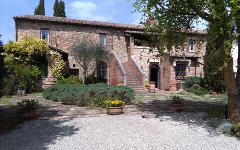 Villa Fulvia: Plante, Ciel, Fenêtre, Nuage, Bâtiment, Arbre, Maison, Surface De La Route, Zone Résidentielle, Chalet