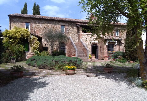 Villa Fulvia: Plante, Ciel, Fenêtre, Nuage, Bâtiment, Arbre, Maison, Surface De La Route, Zone Résidentielle, Chalet