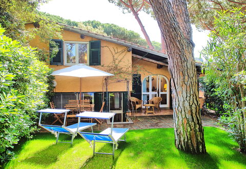 Le Dune: Plante, Propriété, Bâtiment, Fenêtre, Arbre, Ciel, Ombre, Chaise, Mobilier De Jardin, Parapluie