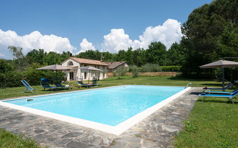 Villa Le Selve: Nuage, L'Eau, Ciel, Plante, Propriété, Piscine, Ombre, Arbre, Bâtiment, Herbe