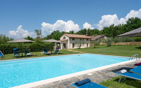 Villa Le Selve: L'Eau, Nuage, Ciel, Plante, Propriété, Piscine, Bleu Azur, Bleu, Bâtiment, Arbre