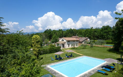 Villa Le Selve: Nuage, Ciel, Plante, Propriété, L'Eau, Piscine, Bâtiment, Arbre, Chaise, Herbe