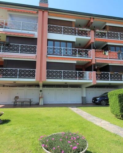 Casa sul Lago di Lea: Bâtiment, Roue, Plante, Voiture, Véhicule, Fenêtre, Condominium, Design Urbain, Zone Résidentielle