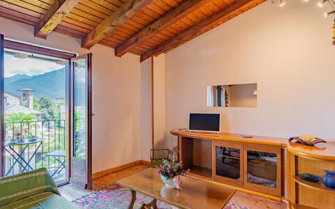 Il Sogno di Elvira: Meubles, Table, Propriété, Bois, Canapé, Salon, Design Intérieur, Bâtiment, Cabinetry, Sol