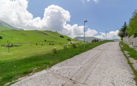 Casa Tramonti: Nuage, Ciel, Plante, Montagne, Paysage Naturel, Surface De La Route, Asphalte, Lot Terre, Pente, Éclairage Public