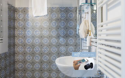 Ciliegio Junior Suite 6, Dimora Osanna: Propriété, Luminaire Plomberie, Produit, Bleu Azur, Salle De Bains, Design Intérieur, Textile, Violet, Bois