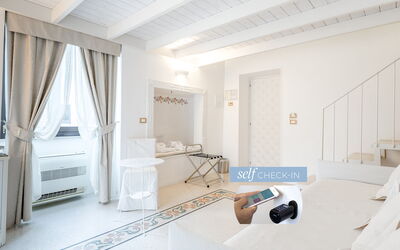 Iris Junior Suite 7, Dimora Osanna: Bâtiment, Confort, Canapé, Bois, Salon, Design Intérieur, Maison, Sol, Sol, Revêtement De Sol Stratifié