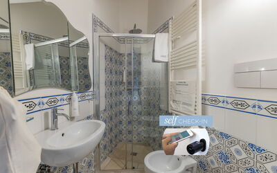 Cardo Standard 2 - Dimora Osanna: Miroir, Robinet, Luminaire Plomberie, Évier, Propriété, Lavabo, Salle De Bains, Violet, Bâtiment, Design Intérieur
