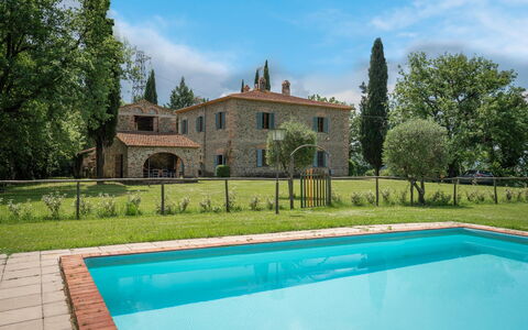 Belvedere - Falceto, Ambra, Toscana: L'Eau, Nuage, Plante, Ciel, Propriété, Bâtiment, La Nature, Vert, Arbre, Piscine