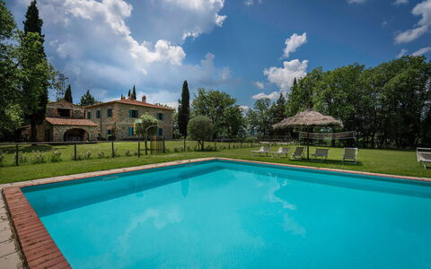 Belvedere - Falceto, Ambra, Toscana: L'Eau, Nuage, Ciel, Plante, Piscine, La Nature, Bleu Azur, Arbre, Bâtiment, Plan D'Eau