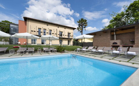 Casa San Grato - Roero - Langhe, Piemonte: L'Eau, Nuage, Ciel, Plante, Propriété, Bâtiment, Piscine, Bleu Azur, Chaise, Arbre