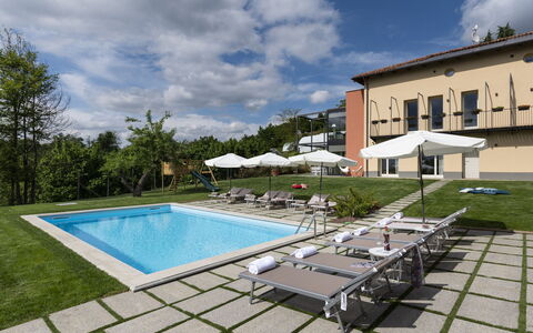 Casa San Grato - Roero - Langhe, Piemonte: Nuage, L'Eau, Ciel, Plante, Bâtiment, Piscine, Ombre, Mobilier De Jardin, Fenêtre, Loisir