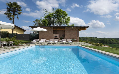 Casa San Grato - Roero - Langhe, Piemonte: Nuage, L'Eau, Plante, Ciel, Propriété, Bâtiment, Piscine, Bleu Azur, Arbre, Ombre