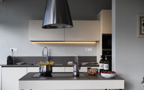 Casa San Grato - Roero - Langhe, Piemonte: Propriété, Comptoir, Cabinetry, Cadre, Cuisine, Design Intérieur, Cuisinière, Éclairage, Électroménager, Bois