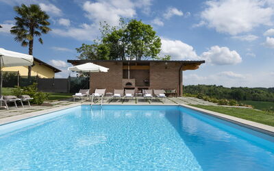 Casa San Grato - Roero - Langhe, Piemonte: Nuage, L'Eau, Plante, Ciel, Propriété, Bâtiment, Piscine, Bleu Azur, Arbre, Ombre