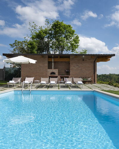 Casa San Grato - Roero - Langhe, Piemonte: Nuage, L'Eau, Plante, Ciel, Propriété, Bâtiment, Piscine, Bleu Azur, Arbre, Ombre