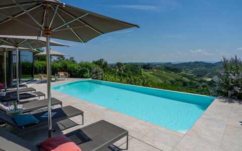 Relais Casa Clara - Roero - Langhe, Piemonte: Bleu, Piscine, Recours, Mobilier De Jardin, Balancelle, Eco Hôtel, Aménagement Paysager, Ombre, Chaise, Parapluie