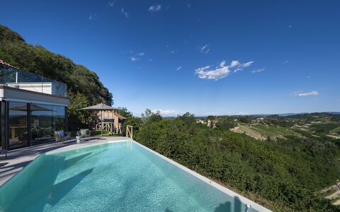 Relais Casa Clara - Roero - Langhe, Piemonte: Nuage, Ciel, L'Eau, Plante, Propriété, Piscine, Bâtiment, Bleu Azur, Plan D'Eau, Herbe