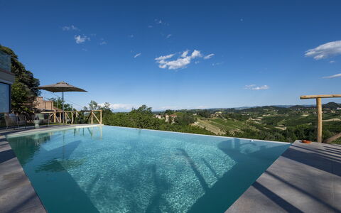 Relais Casa Clara - Roero - Langhe, Piemonte: Ciel, Nuage, L'Eau, Piscine, Bâtiment, Bleu Azur, Plante, Plan D'Eau, Ombre, Loisir