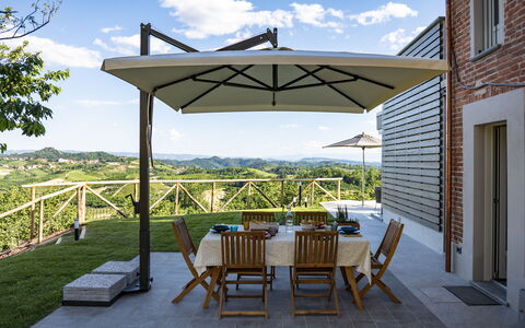 Relais Casa Clara - Roero - Langhe, Piemonte: Ciel, Nuage, Propriété, Meubles, Plante, Ombre, Table, Bâtiment, Mobilier De Jardin, Fenêtre