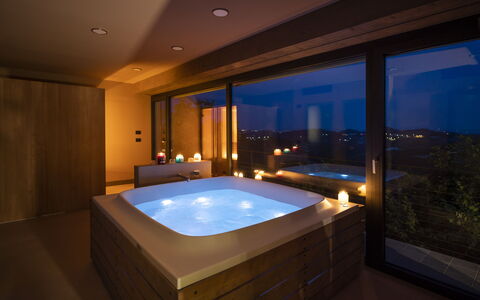 Relais Casa Clara - Roero - Langhe, Piemonte: Baignoire, L'Eau, Bâtiment, Bleu Azur, Piscine, Design Intérieur, Jacuzzi, Fenêtre, Jacuzzi, Ombre