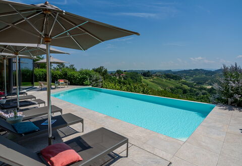 Relais Casa Clara - Roero - Langhe, Piemonte: Bleu, Piscine, Recours, Mobilier De Jardin, Balancelle, Eco Hôtel, Aménagement Paysager, Ombre, Chaise, Parapluie