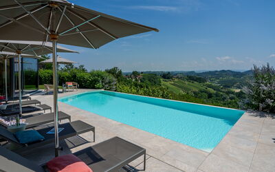 Relais Casa Clara - Roero - Langhe, Piemonte: Bleu, Piscine, Recours, Mobilier De Jardin, Balancelle, Eco Hôtel, Aménagement Paysager, Ombre, Chaise, Parapluie