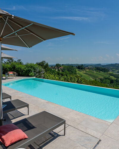 Relais Casa Clara - Roero - Langhe, Piemonte: Bleu, Piscine, Recours, Mobilier De Jardin, Balancelle, Eco Hôtel, Aménagement Paysager, Ombre, Chaise, Parapluie